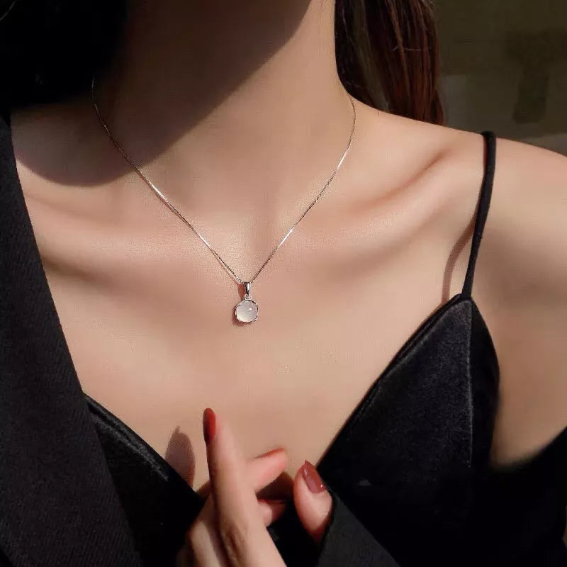 New Luxury White Round Moonstone Pendant Necklaces Women Fashion Jewelry Choker Clavicle Chain Short Charm Necklace